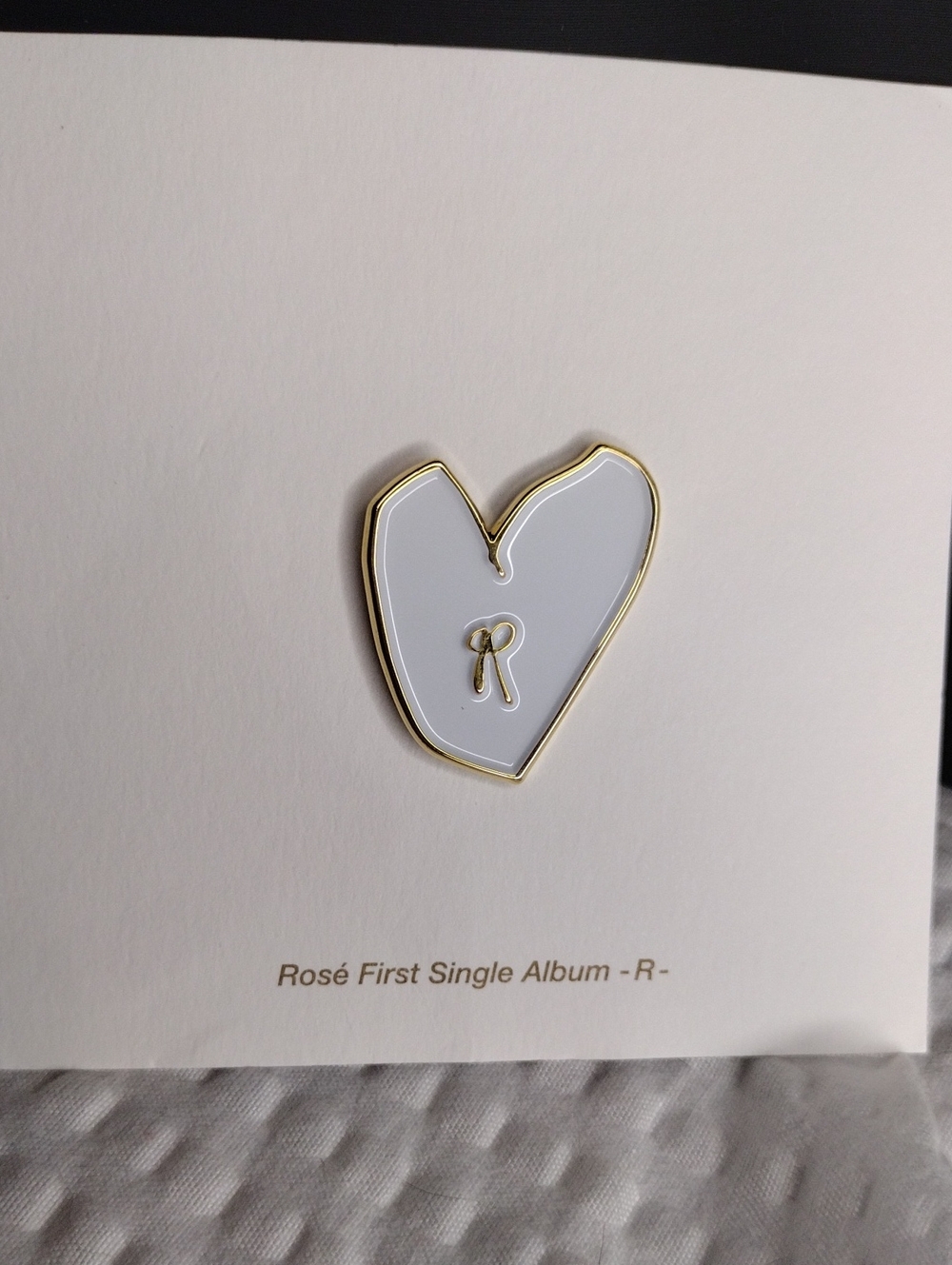 Rose' First Single Album White and Gold Heart Pin - 'R' Emblem - Picture 1 of 2